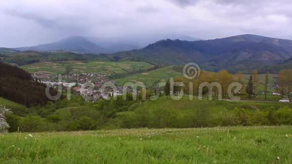 山村风景位于山区的村庄景色视频的预览图