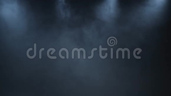 黑色背景下的白色烟雾一种无形的运动视频的预览图