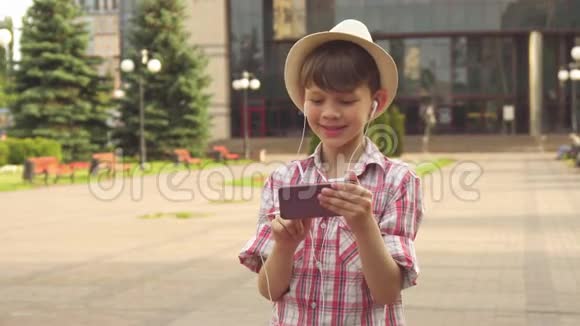 小男孩在智能手机上听音乐视频的预览图