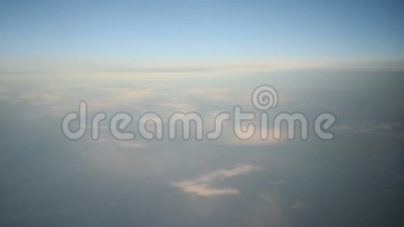 在阳光明媚的日子里透过喷气式飞机的窗户看到了蓝色和白色的云高清视频高清晰度视频的预览图