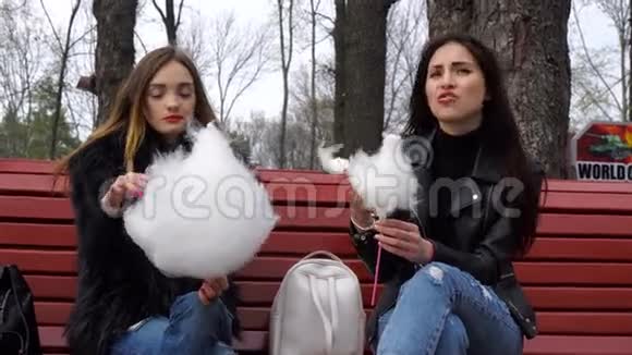 女朋友坐在长椅上吃棉花糖视频的预览图
