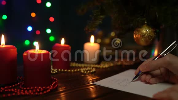 一个女孩在圣诞贺卡上签名视频的预览图