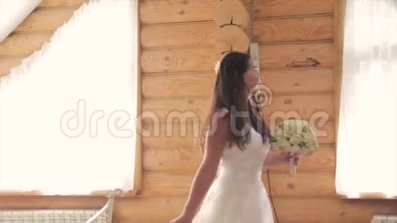 穿白大褂在木屋里的新娘视频的预览图