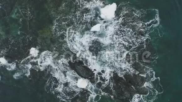 海浪雪岩高空俯视视频的预览图