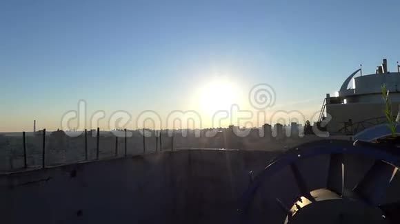 在日落时分金发男人在两个齿轮上做一个战士阿萨纳视频的预览图