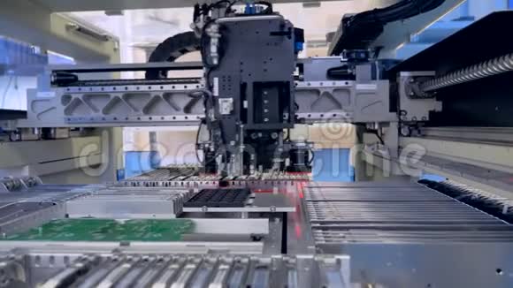 机器人手臂工作的PCB生产4K视频的预览图