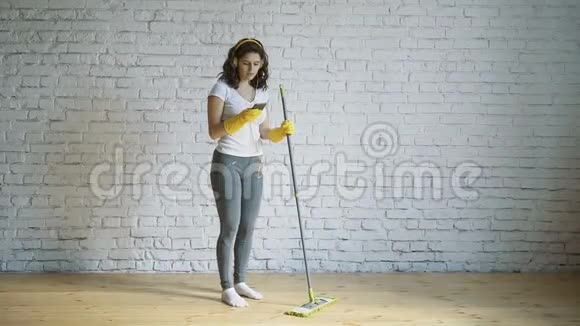 女人在客厅打扫地板特写镜头视频的预览图