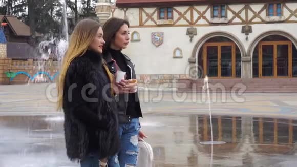 两个美丽的女孩散步和交谈视频的预览图