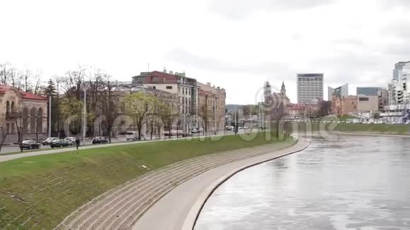 立陶宛维尔纽斯春日的城市景观商业区摩天大楼的美丽景观视频的预览图