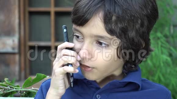 西班牙男孩在手机上说话视频的预览图