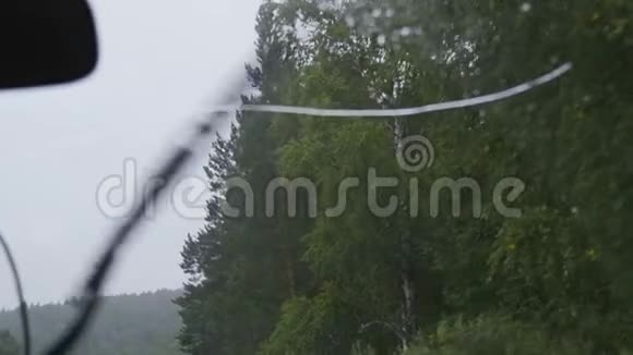 下雨天乘汽车视频的预览图