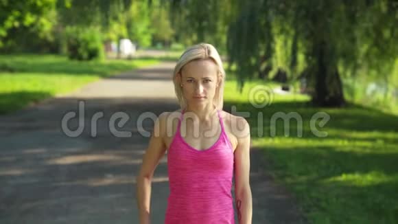 年轻的白种人妇女在河边的公共公园慢跑视频的预览图