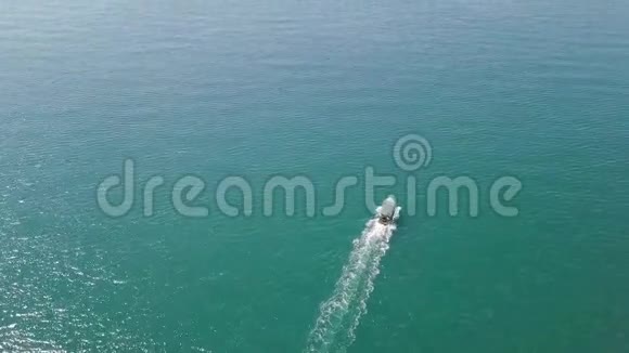 空中观景摩托艇漂在海里视频的预览图