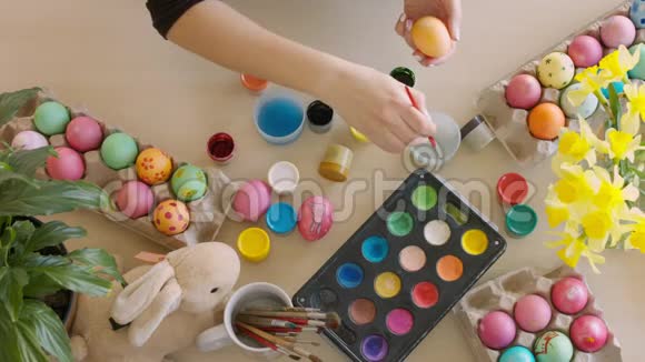 女人在复活节彩蛋上画兔子视频的预览图