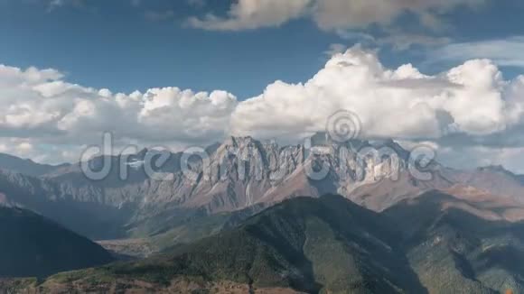 梦幻般的令人敬畏的山美融化的云4乌什巴山的K时程高加索斯旺蒂格鲁吉亚视频的预览图