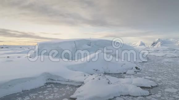 南极洲雪山空中无人机视野视频的预览图