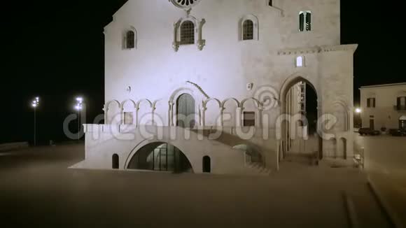 4k上升夜间空中无人机镜头天主教教堂港口背景视频的预览图