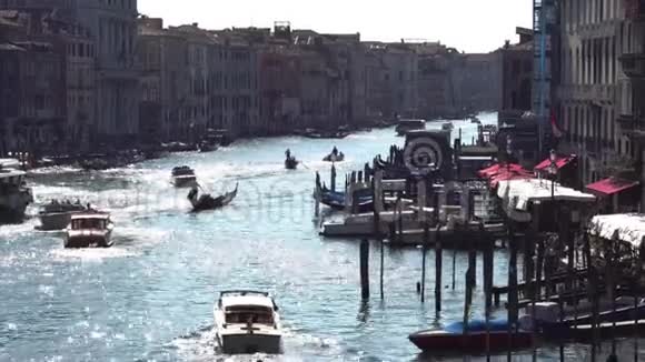欧洲意大利威尼斯夏日阳光明媚从桥上俯瞰大运河全景视频的预览图