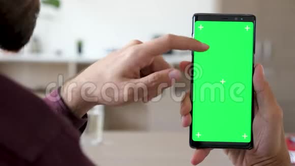 关闭人手触摸和使用智能手机与绿色屏幕铬模拟它视频的预览图