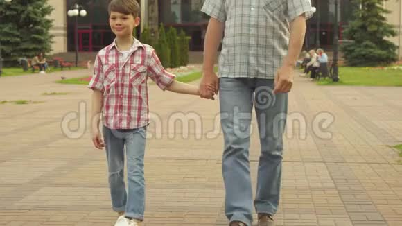 老人和孙子一起在户外散步视频的预览图