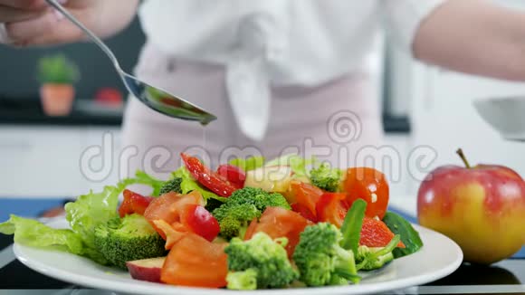 健康蔬菜沙拉橄榄油生菜西红柿和黄瓜视频的预览图