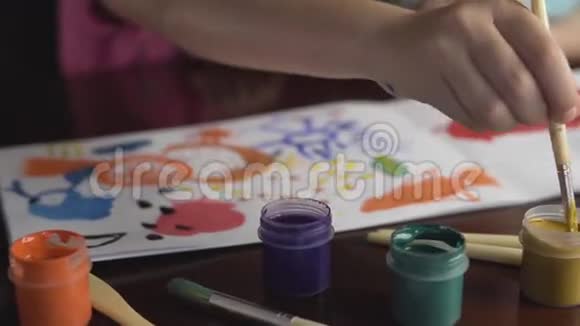 两个孩子的快乐绘画视频的预览图