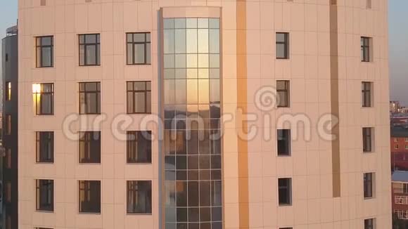 日落时分朝摩天大楼立面飞去视频的预览图
