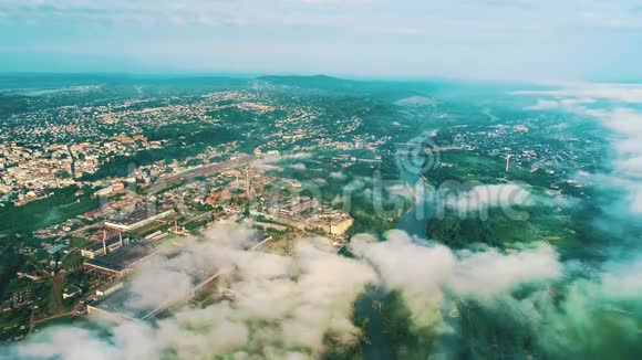 美丽的风景无人机飞越城市上空飞越云层视频的预览图