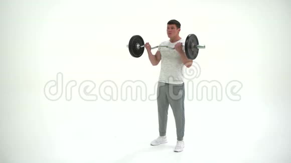 健身运动员男子在4K白色背景的演播室为二头肌锻炼视频的预览图