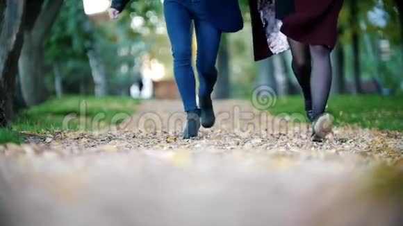 快乐的女孩在户外玩得开心女孩们在公园里跑步两个女孩手牵手视频的预览图