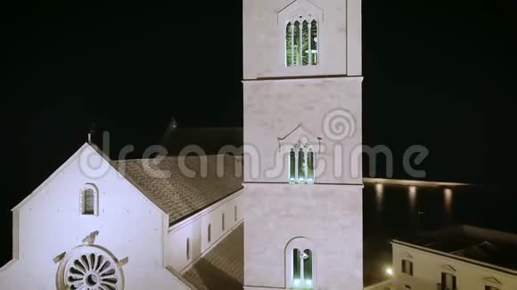 4k上升夜间空中无人机镜头天主教教堂港口背景视频的预览图