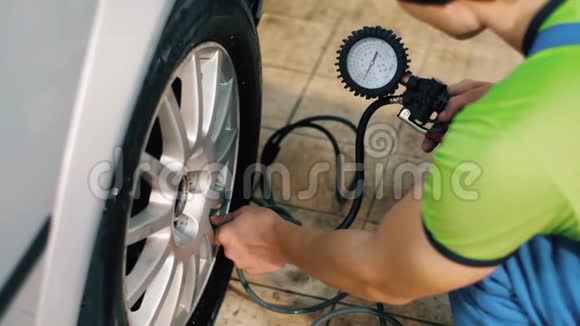 汽车机械师检查轮胎压力视频的预览图