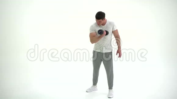 健身运动员男子在4K白色背景的演播室为二头肌锻炼视频的预览图