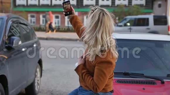 年轻快乐的女人在街上的智能手机上拍新照片在路上为社交网络做自拍的女孩视频的预览图