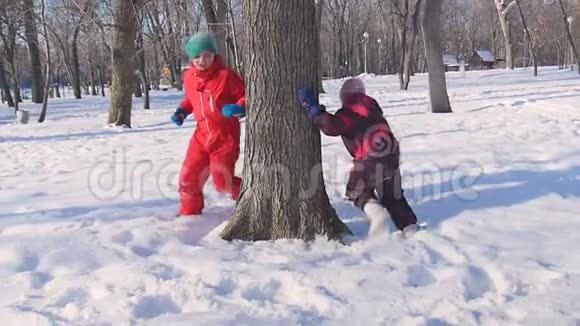 冬天孩子们在雪地里玩耍视频的预览图
