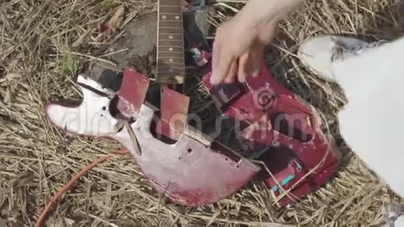 碎吉他在草地上库存遗忘古典音乐的概念视频的预览图