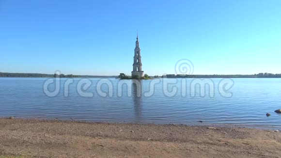 从Uglich水库两岸看到圣尼古拉大教堂被淹的钟楼Kalyazin视频的预览图