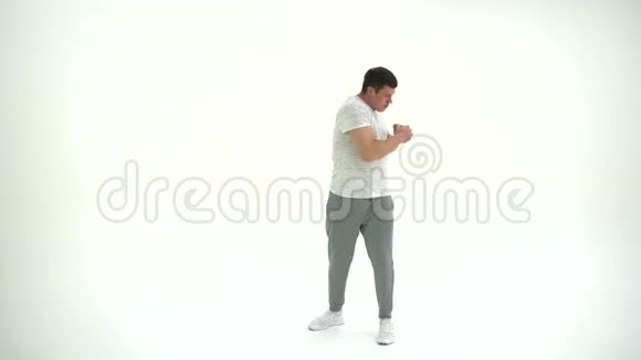 健身运动员男子在4K白色背景的工作室做热身运动视频的预览图