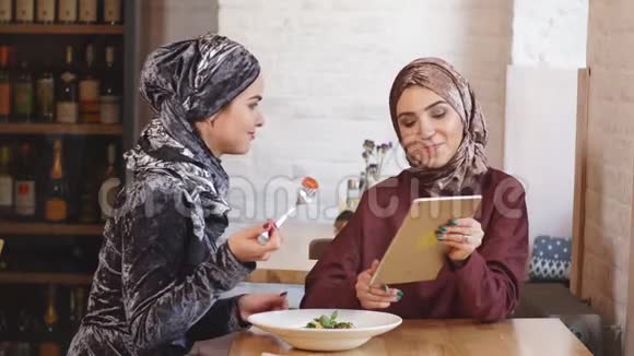 两名在咖啡厅工作的穆斯林女商人视频的预览图