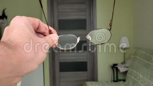 一个人用餐巾纸清洁眼镜第一人称视角视频的预览图