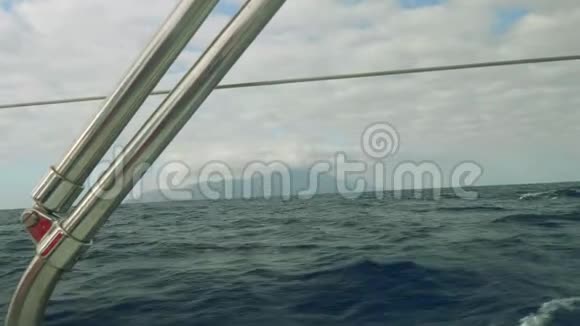 特内里费岛的景色上面有云早上从游艇出海看风景视频的预览图