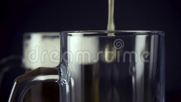 慢镜头将淡啤酒倒在杯子里放在灰色背景的特写镜头上视频的预览图