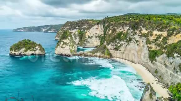 印度尼西亚努沙佩尼达岛上的阿图海滩上岩石海岸带着巨浪视频的预览图