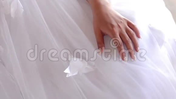 新娘婚纱上戴美甲的手视频的预览图