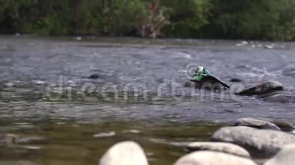 水流上的垃圾河流污染野人的垃圾视频的预览图