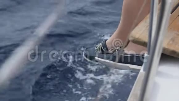 在海浪背景下的游艇上的腿视频的预览图