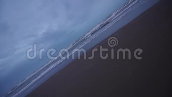 傍晚海水带浪视频的预览图
