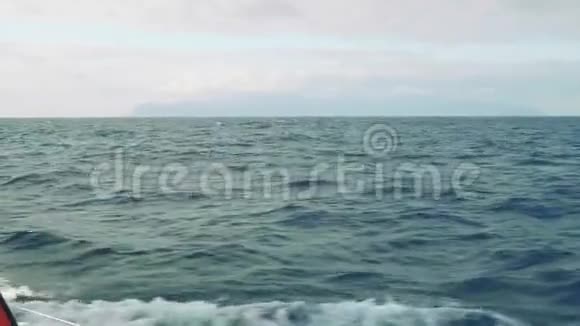 特内里费岛的景色上面有云早上从游艇出海看风景视频的预览图