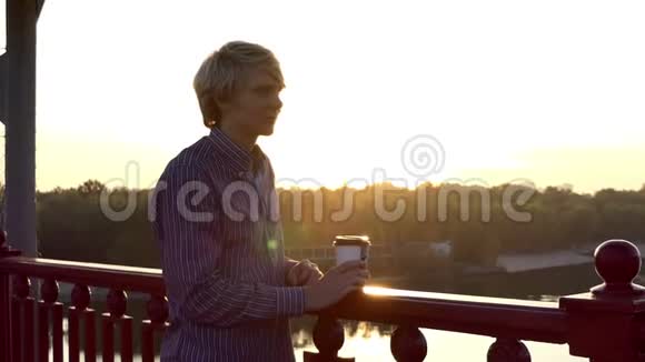 快乐的人喝咖啡在斯隆莫的桥上享受日落视频的预览图