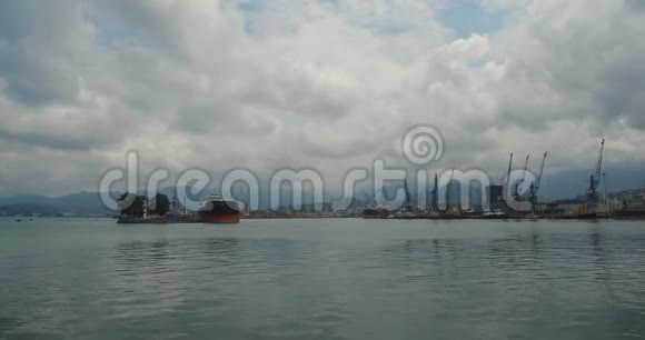 巴统海港的工业起重机和油轮视频的预览图